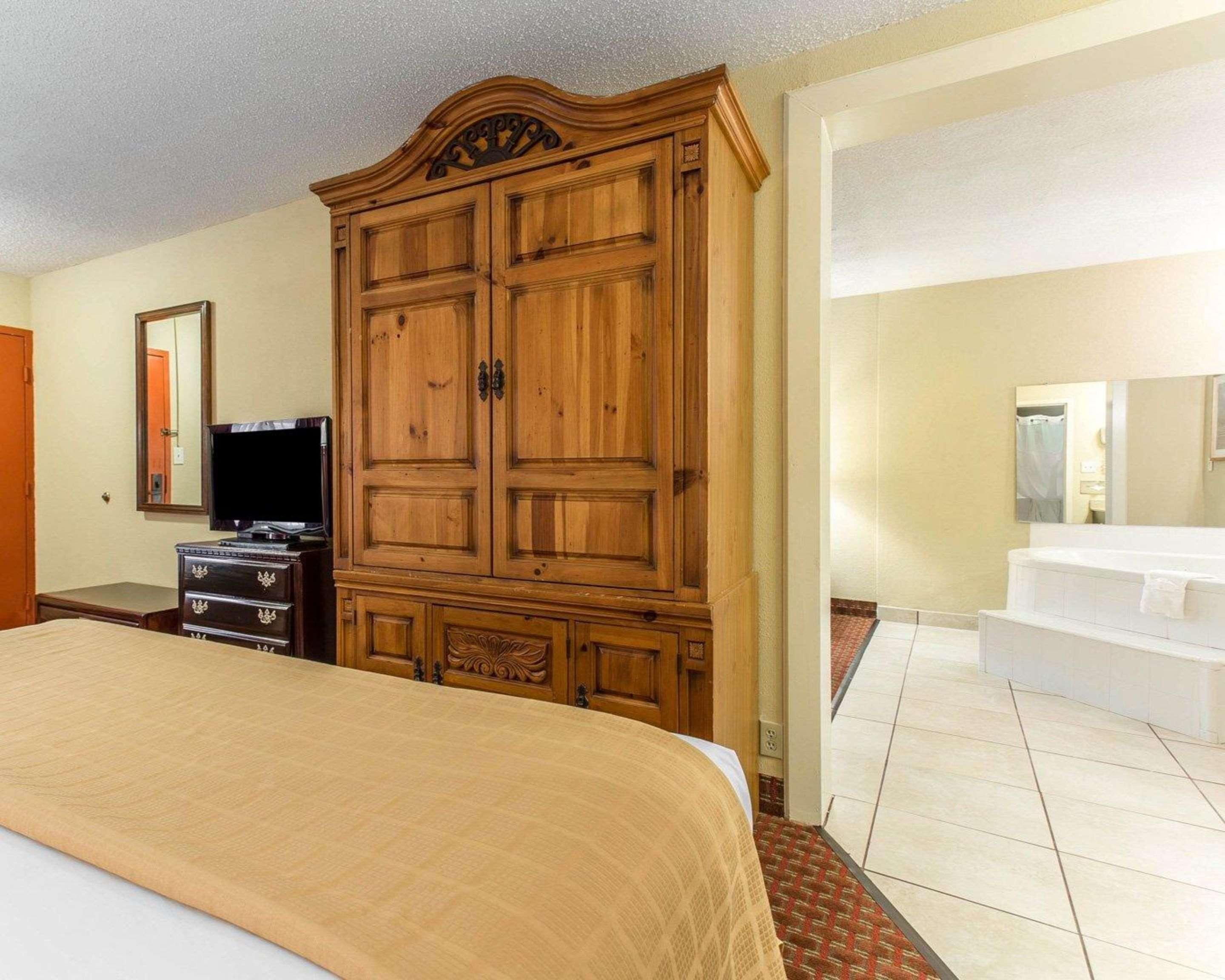 Clarion Pointe Statesville Extérieur photo